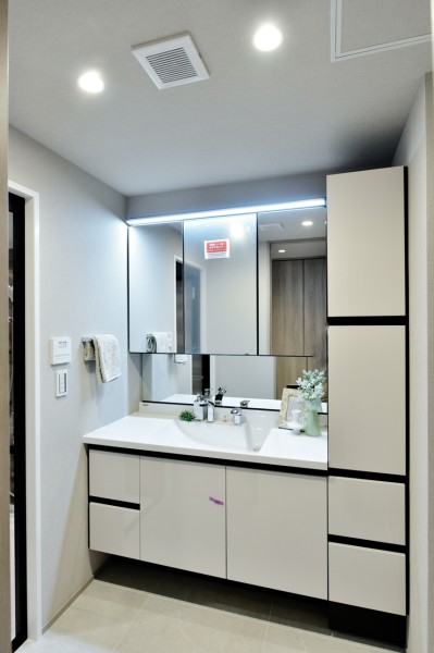 ミラーキャビネットやサイドキャビネットなど大容量の収納をそなえた洗面室は、いつも整頓された空間を保つことができ、朝の慌ただしい時間も入浴後ののびやかな時間も自分らしく過ごすことができるスペースです。