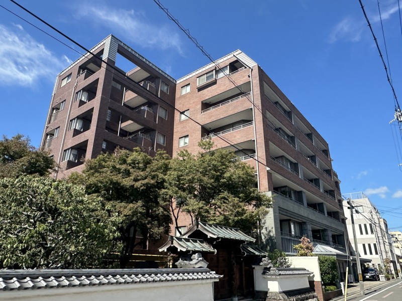 平成15年建築、総戸数37戸です。地下鉄烏丸線「丸太町」駅から４分の立地で、快適なアクセスが叶います。周辺には生活施設が充実していますが、落ち着いたエリアで、利便性と静かな環境の両立が魅力的です。