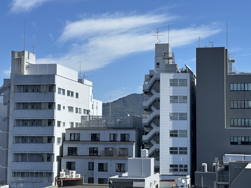 東側にはルーフバルコニーがあり、建物の間から京都市登録無形民俗文化財でもある五山の送り火（大文字）を望む眺望があります。お盆の終わりを告げる五山の送り火を眺め、心穏やかな時間を過ごせます。