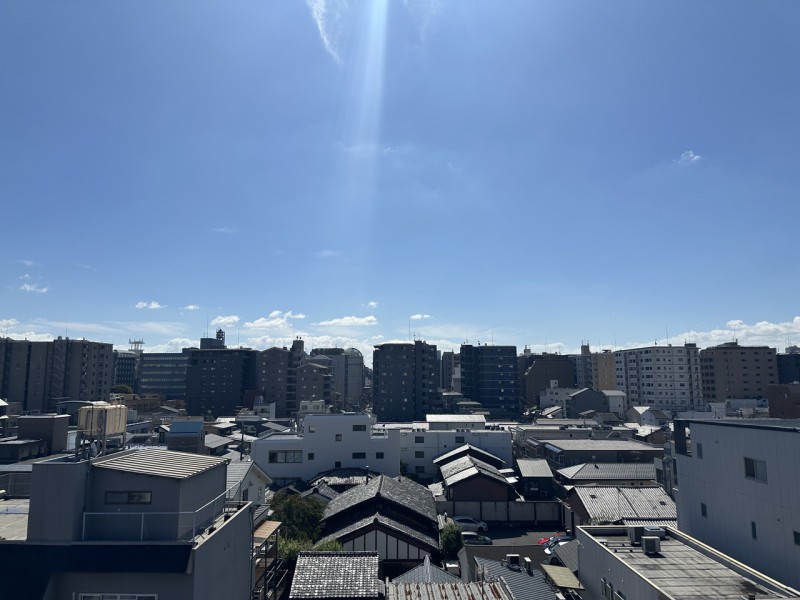 南側の眺望です。前面を遮る建物はないので、京都らしい街並みを楽しむことができます。開放的な街並みと空を眺めながら、大きく伸びをしたくなるような穏やかな時間を過ごせます。