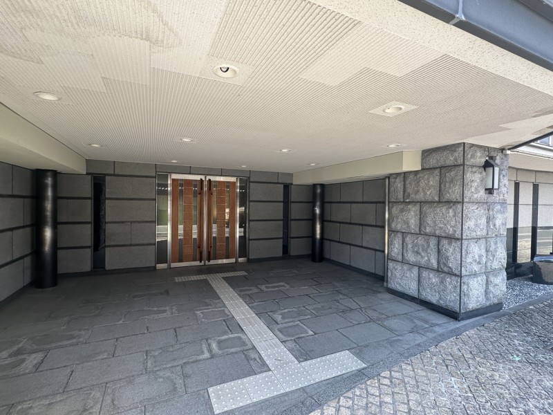 近隣には京都国際マンガミュージアム、京都御苑、二条城、その他寺社仏閣などもあり、休日の散策なども満喫できます。近隣には様々なジャンルの飲食店等があり、グルメ巡りも楽しめます。