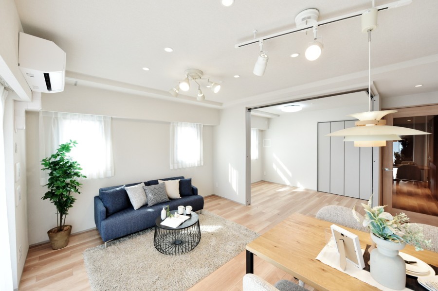 10階部分の南東角住戸、二面採光で明るく心地の良いくつろぎの空間に仕上がったＬＤＫは約15.3帖の広さです。温かみのある内装に仕上げましたので、家族団らんのスペースにピッタリです。