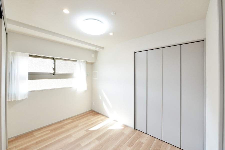 洋室3（約5.0帖）はリビングに隣接しており、扉を開放すると拡張リビングとしても使用できるフレキシブルなお部屋です。リビングの家族の気配を感じながら、しっかりとプライバシーを確保できます。