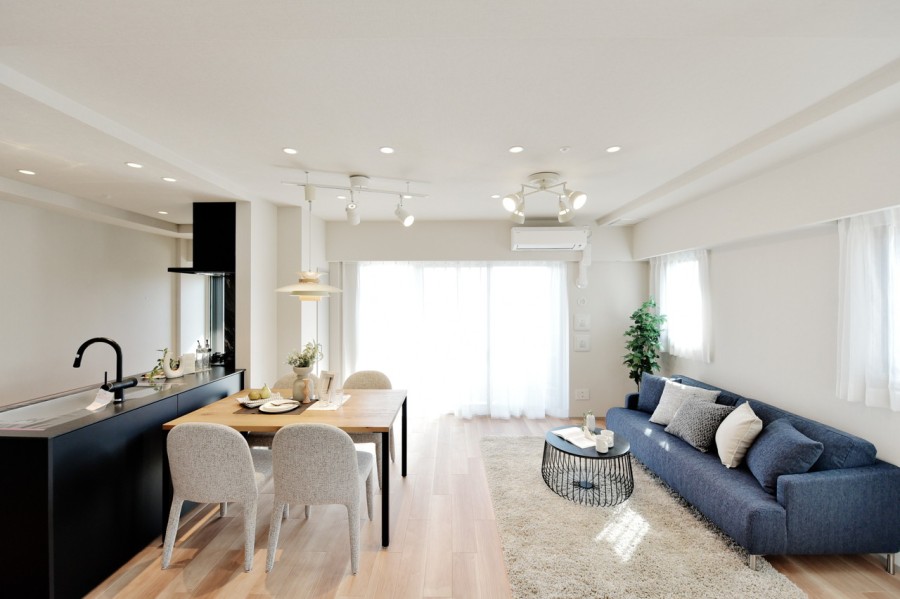 キッチンに勝手口があり、家事動線に配慮された間取りになっています。前面を遮る建物はありませんので、カーテンを開けて開放的な空気の中での生活を楽しめます。エアコン１基新規設置済みです。