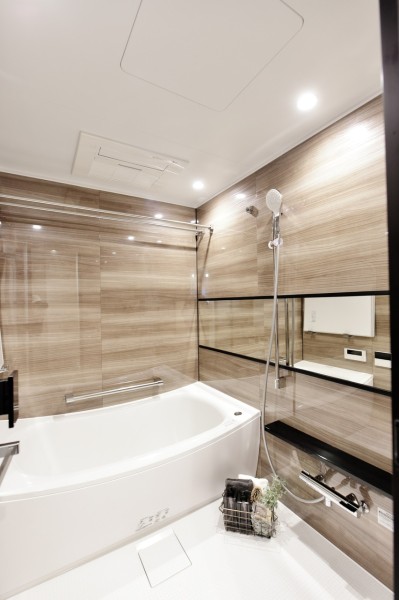 体をすっぽりと包み込むような入浴感が心地よいクレイドル浴槽を採用していますので、お仕事のお疲れもゆったりと癒して頂けるバスタイムを楽しめます。汚れが付きにくい素材を使用していますのでお掃除も楽々です。