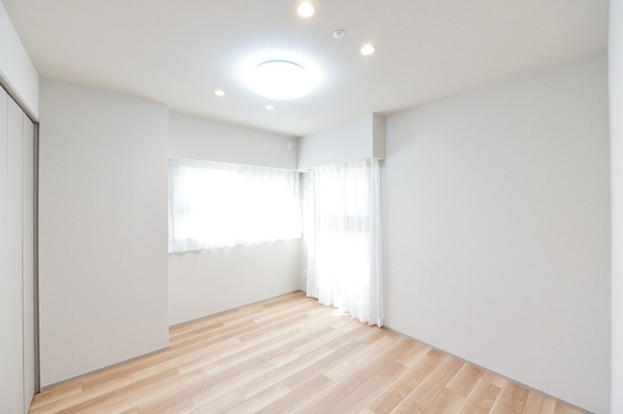 洋室1（約6.0帖）は二面採光になっており、一日を通して明るく優しい光が差し込むお部屋です。シンプルな内装なので、どんな家具とも相性が良く自分好みのお部屋を演出できます。