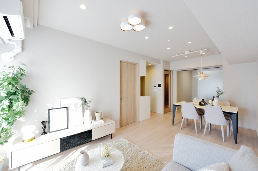 縦長のLDKは約15帖の広さがあり、床暖房を完備しています。肌触りの良いフローリング材を使用していますので、冬も足元から暖かく素足で快適に過ごせます。全面リノベーション実施済み、エアコン１基備え付けました。