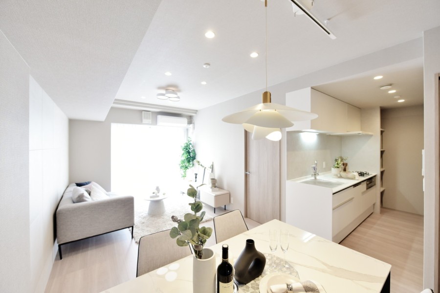 南向きのバルコニーから優しい光が差し込むLDKです。家族との団らんの時間もゲストを招いてのにぎやかな時間も、おひとりでの穏やかな時間も、どれも大切に過ごすことができるスペースです。