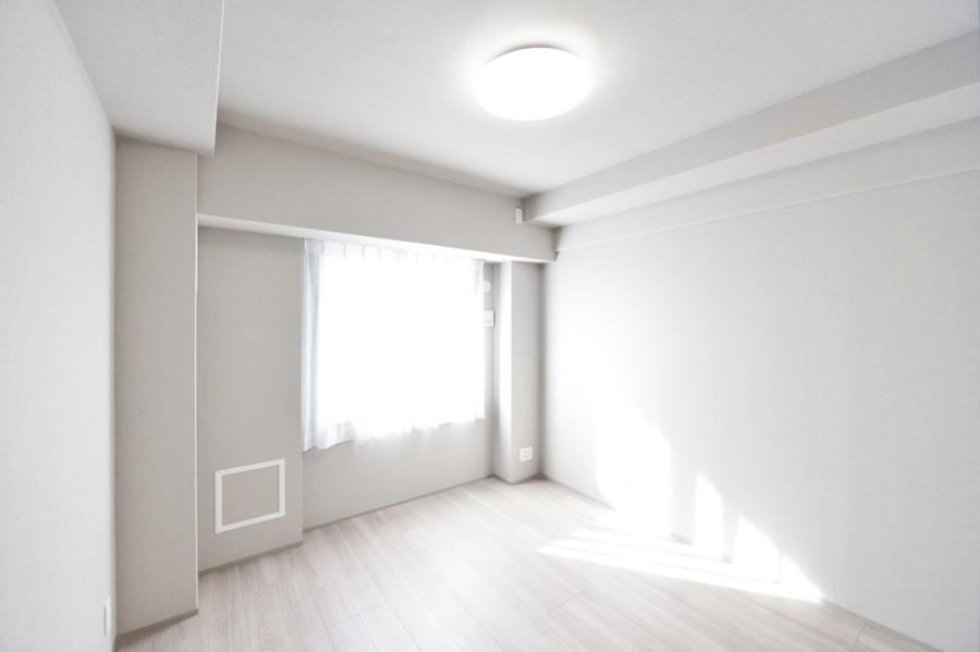 洋室１（約6.0帖）は南向きのバルコニーに面し、一日を通して優しい光が差し込むスペースです。リビングインの部屋なので、家族の気配を感じながらもプライバシーをしっかり確保し、安らぎの時間を過ごせます。