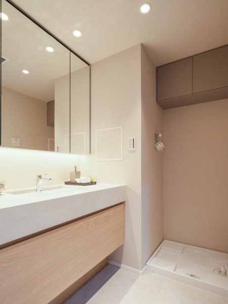 入浴後の豊かな時間を演出し、心からくつろげるプライベートスペースの洗面化粧室です。洗面化粧台は、キッチンと同じく田中工藝製で上品さが宿ります。