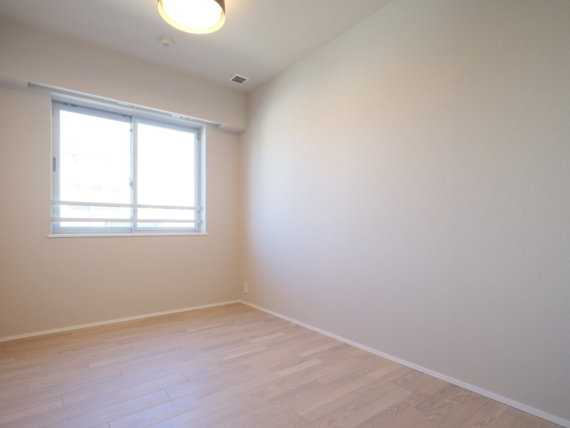 約5.6帖の広さがある洋室2です。ナチュラルテイストな内装はどんな家具にも相性バッチリです。