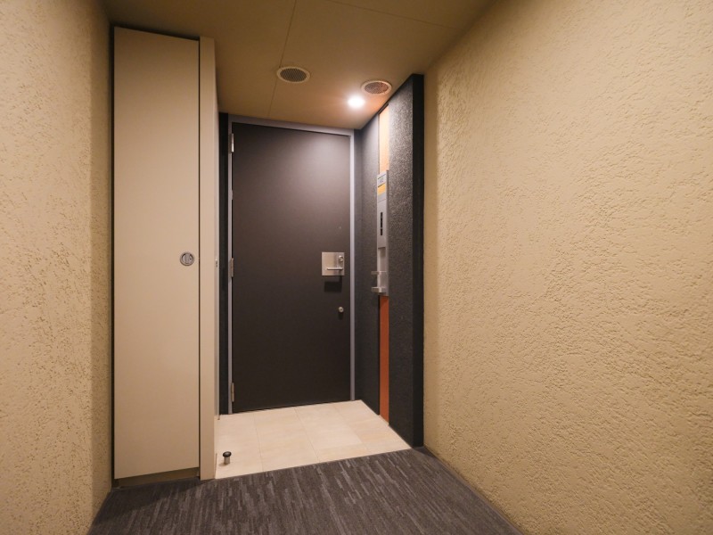 エレベーターを降りてお部屋へと続く廊下は、ホテルライクな内廊下設計です。外気の影響を受けにくく、プライバシーも守られやすくなっております。