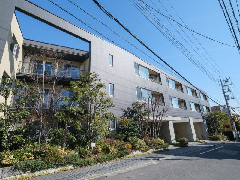 第一種低層住居専用地域に佇む、品格ある低層マンションとなっております。植栽は綺麗に整られ、毎日気持ちよく出入りできそうですね。