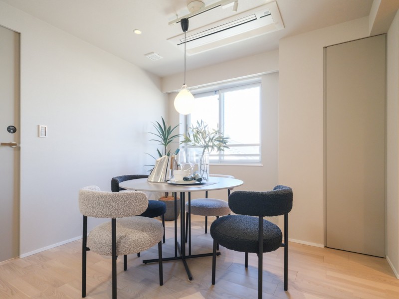 リビングダイニングには床暖房や天カセエアコンがあります。1年中快適にのびやかにお過ごしいただける住まいです。