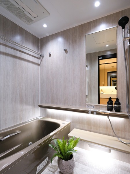 ヘッドレスト付きの浴槽に身を預けながら、肩・腰を心地よく温める「楽湯」がやさしく包むバスルームです。調光調色システムにより、気分に合わせて明かりを切り替えられる、より深いリラックスを味わえる空間です。