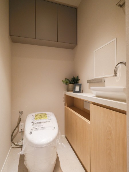 水回りは同じ内装で統一した気品溢れる空間です。清潔感のあるレストルームは、タンクレストイレにすることでより一層洗練された雰囲気を醸し出します。