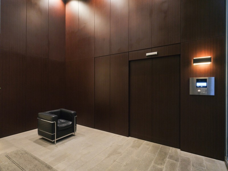 気品溢れるエントランスアプローチです。ダブルオートロックシステムが採用されており、安心してお過ごしいただけます。