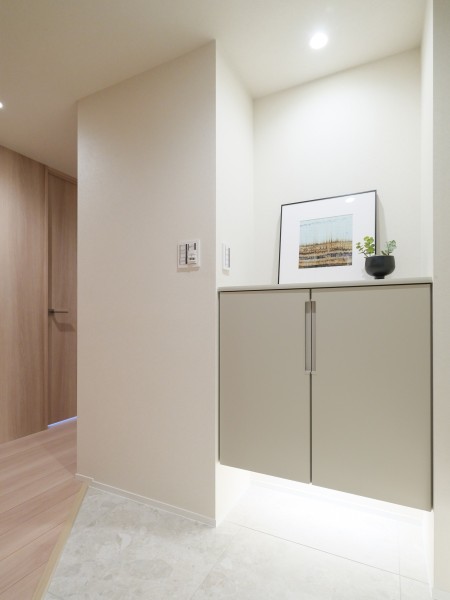 住まいの顔になる玄関は、白を基調に爽やかな空間を演出します。カウンター部分には季節のインテリアを飾り、四季の移ろいを感じるのも良いですね。