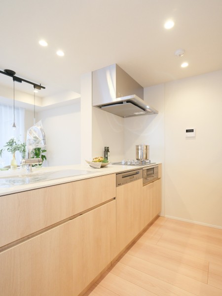 柔らかで活気に満ちた印象を与えるデザインの田中工藝製のキッチンを採用しました。心地よい時間を紡ぎ出し、快適にお料理ができそうな空間です。コンロはガラストップで美しくお手入れがしやすくなっております。