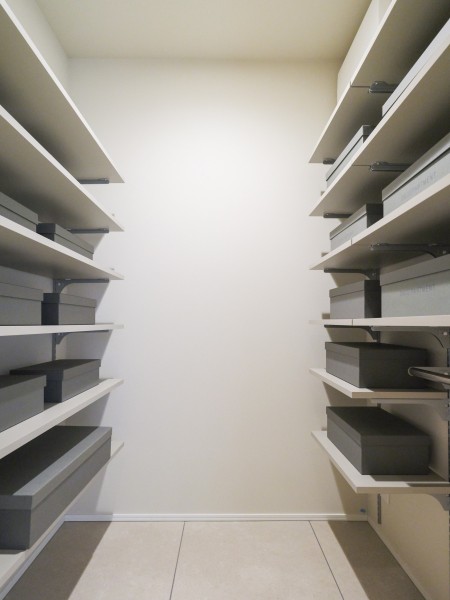 玄関にはシューズインクローゼットが備え付けです。収納するものによって高さが調整できる可動棚が便利となっております。