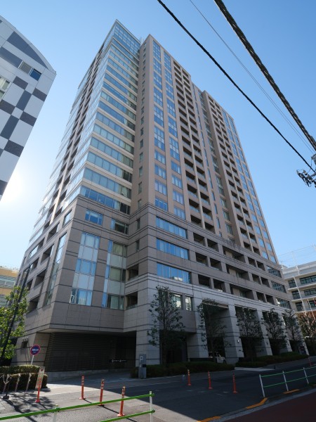 三田の品格を享受する立地に聳え立つ総戸数252戸のタワーレジデンスです。制震境界梁ダンパーを採用した構造で安心してお過ごしいただけます。