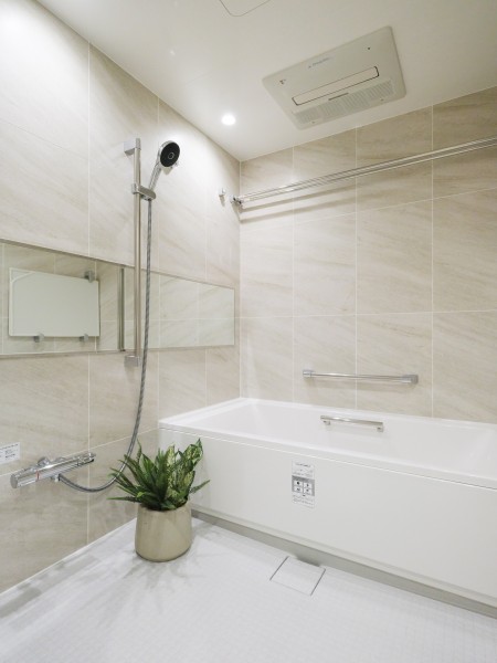 1620サイズのゆとりあるくつろぎのバスルームです。ゆったりとしたバスタブで毎日のお風呂時間を心ゆくまで楽しめ、日々の疲れを癒してくれます。