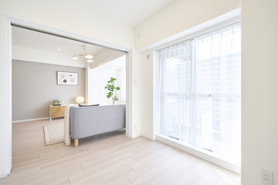 洋室3も窓からめいっぱいの光を採り込み、彩り豊かな暮らしを演出します。普段は引き戸を開放し拡張リビングとしてもお使いいただけるフレキシブルなお部屋です。