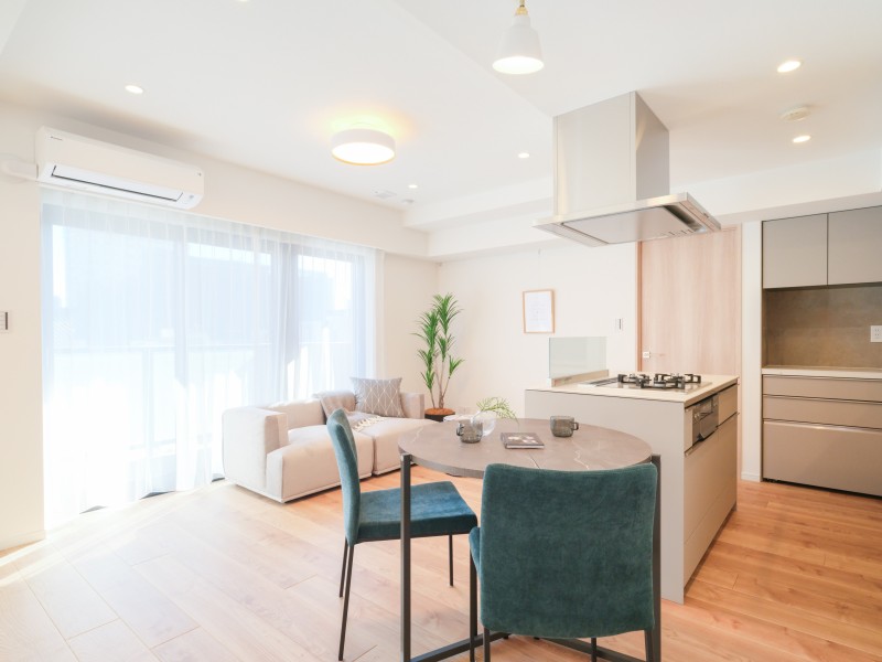 東南向きで陽当たり良好、約12.9帖の明るいLDKです。室内にはニュアンスカラーやホワイト基調、木のぬくもりと美しさが味わえる床材を採用、ナチュラルで上質感のある内装に仕上げています。