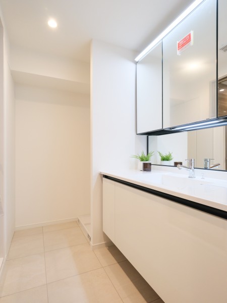 白を基調とした清潔感溢れるデザインの洗面化粧台です。身だしなみチェックや鏡裏の収納が便利な三面鏡になっています。