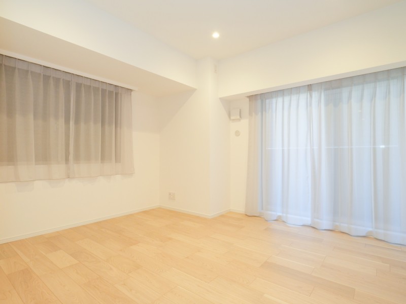 洋室1では温もりを感じるフローリングやホワイトで統一された壁紙がやわらかい雰囲気を演出してくれます。主寝室としてもお使いいただけます。