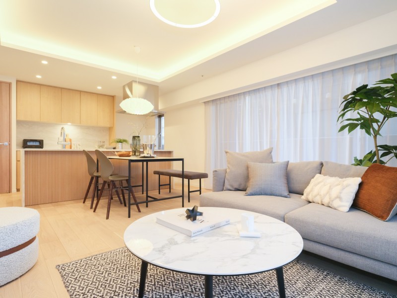 フロアー材には無垢材が持つ柔らかな色合い・風合いを表現するドライオークを採用し、上質で温もり溢れる住まいを演出します。