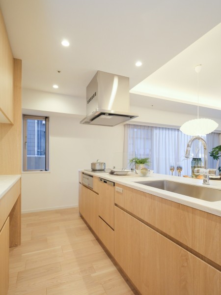 存在感のあるアイランドキッチンは、お部屋の雰囲気に調和したオリジナルシステムキッチンです。リビングにいるご家族とおしゃべりしながら家事ができます。