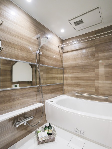 1418サイズのゆとりあるくつろぎのバスルームとなっております。浴槽は美しいカーブと全身を包み込むような入浴感が特長で、バスタイムを満喫することができます。