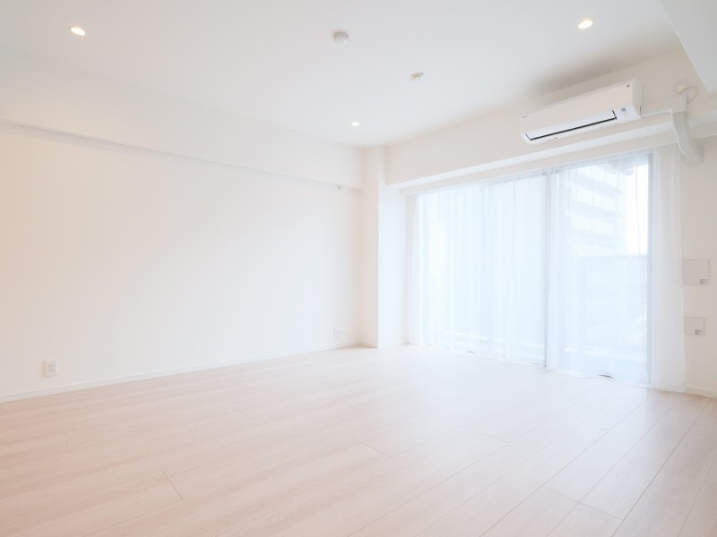 大きな窓からたっぷりの光が差し込む開放的なリビングダイニングです。流行を先駆けながら、安らぎを感じる居住空間となっております。