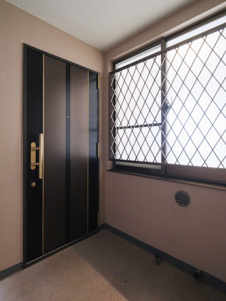 落ち着いた色彩で整えられた共用部です。門扉付きポーチ（約3.50m²）があり、プライバシーに配慮された嬉しい設計となっております。