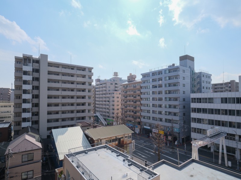 目線を上げると青々とした空を望める眺望です。遠くの天気もよく見え開放感が溢れるひとときをお過ごしいただけます。