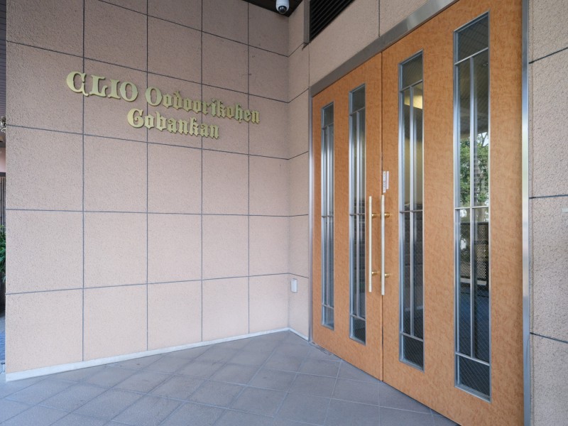 都心における凛とした存在感を主張するエンブレムが出迎えるエントランスです。毎日気持ち良く出入りできますね。