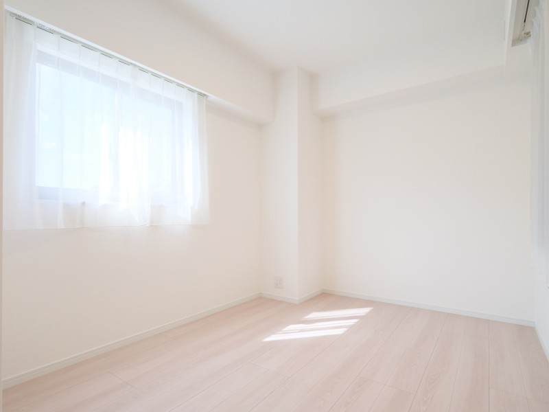 洋室1では温もりを感じるフローリングやホワイトで統一された壁紙がやわらかい雰囲気を演出してくれます。日々の時間を静かに感じ取れる落ち着いた空間です。