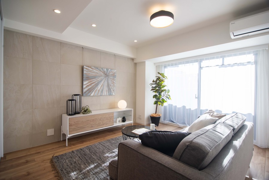 LDの壁にはアクセントタイルを施しました。美しさや上品さを感じられるデザインがホワイトカラーのクロスに溶け合い、優しくモダンな空間を演出します。