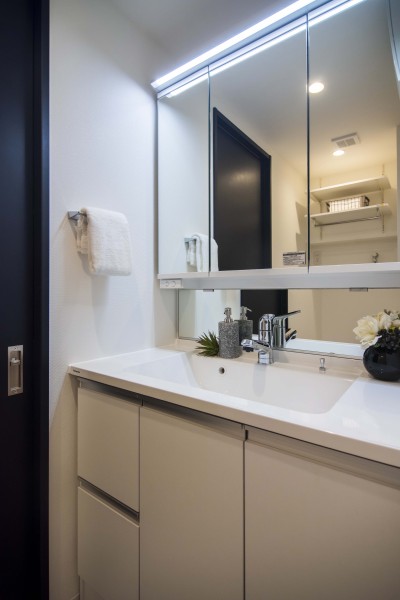 収納豊富で実用的な洗面化粧台を新規設置しました。使い勝手にまでこだわったライフスタイルに寄り添った、清潔感溢れるデザインです。