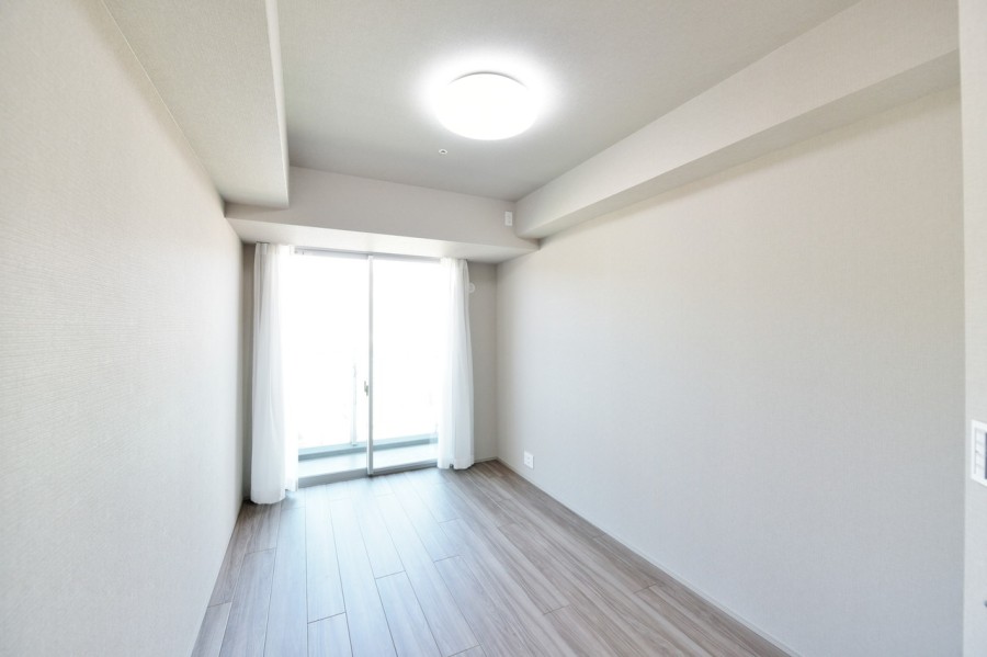 洋室２（約6.0帖）シンプルな内装に仕上げていますので、どんな家具とも馴染みが良く、インテリアや小物で自分らしい空間を演出できます。ウォークインクローゼットが併設されており、たっぷりと収納できます。