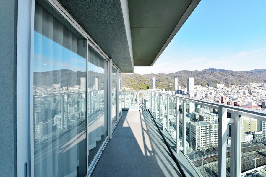 ２６階部分の北東・北西角住戸でL字型のゆったりとしたバルコニーがあります。バルコニーと眺望の境が分からなくなるようなガラス張りのバルコニーで、遠くの景色まで見渡せる開放感が味わえます。