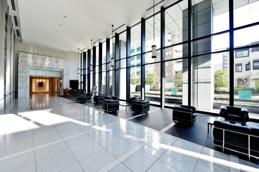 大きなガラス窓が目を引く美しいエントランスホールです。共用施設が充実し、各階ゴミステーション、ミーティングルーム、スカイラウンジ、パーティールームなどがあり、様々なライフスタイルに合った生活を楽しめます。