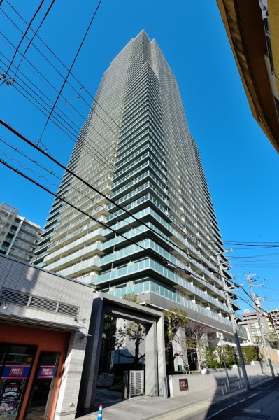 JR三宮駅徒歩６分、その他阪神線・阪急線利用可能、地下鉄やポートライナーも気軽に利用できる立地で神戸市内を自在に行き来できます。平成２５年建築の５４階建て免震構造タワーレジデンス、総戸数640戸です。