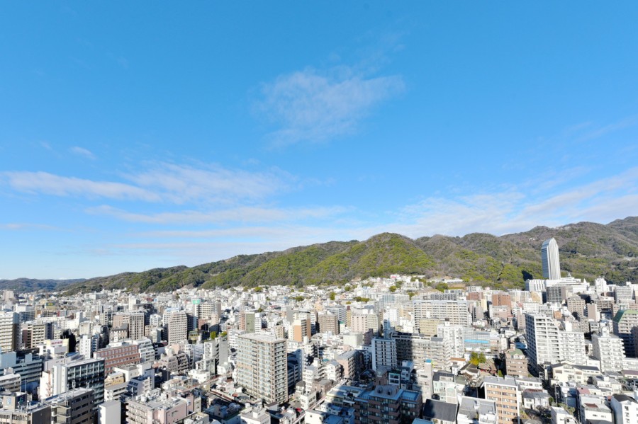海と山、どちらも身近な存在に感じられるのが神戸の街の魅力でもあります。２６階部分の北東・北西角住戸ですので、北側には季節と共に変化していく六甲山系の山々と大きな空のコントラストが楽しめる眺望が広がります。