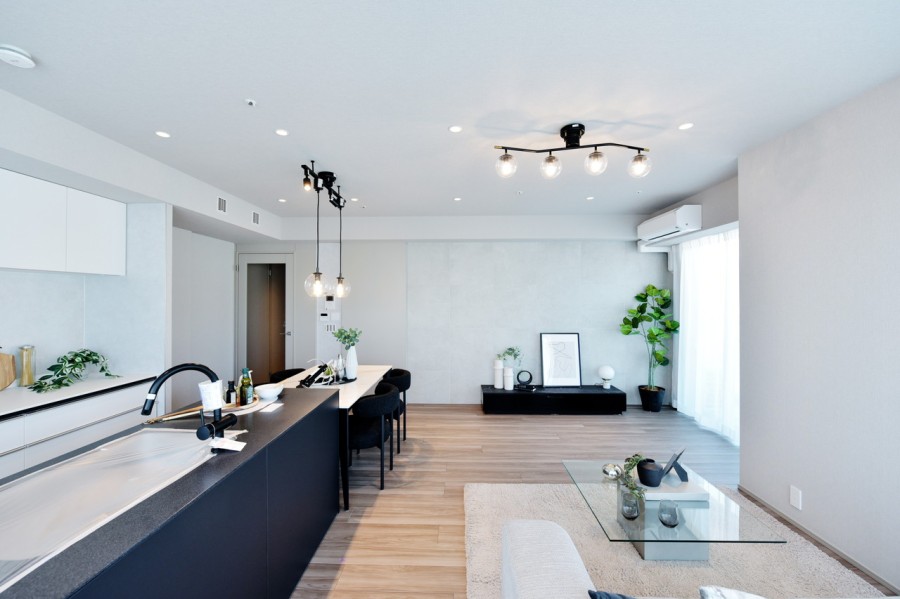 .生活やお仕事、遊びが詰まった神戸三宮の街並みと馴染むスタイリッシュで都会的な印象のお部屋に仕上げました。インテリア選びにも心が沸き立つような、くつろぎのプライベートスペースです。