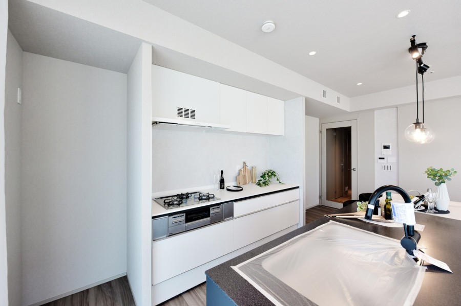 Ⅱ型のシステムキッチンを採用しましたので、作業スペースが広く確保でき、たっぷりの収納量が用意されていますので、家事効率も向上します。ディスポーザーを完備していますので生ごみの処理に便利です。