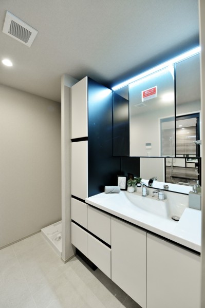 ゆったりとした広さを確保した洗面室はダウンライトと上部ライン照明で、しっかりと明るさを確保していますので身だしなみも整えやすくなっています。タッチレススイッチで、手を触れずに照明をonoffできます。