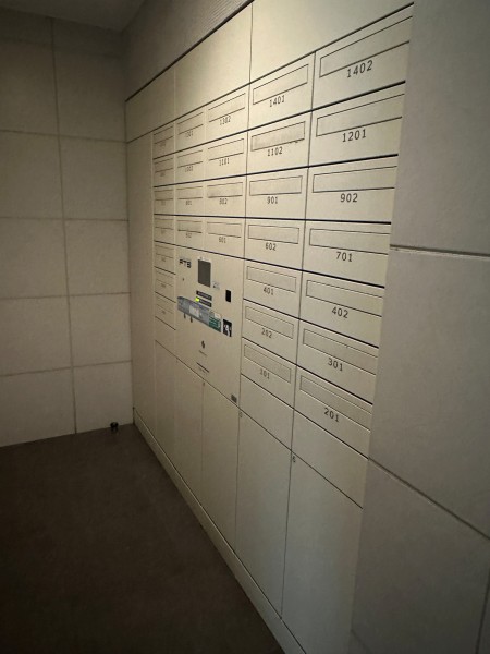 ◆宅配ボックス◆24時間いつでも荷物受け取りが可能。プライベートの時間を邪魔されず、配達時間も気にせず過ごすことができる便利な設備です。