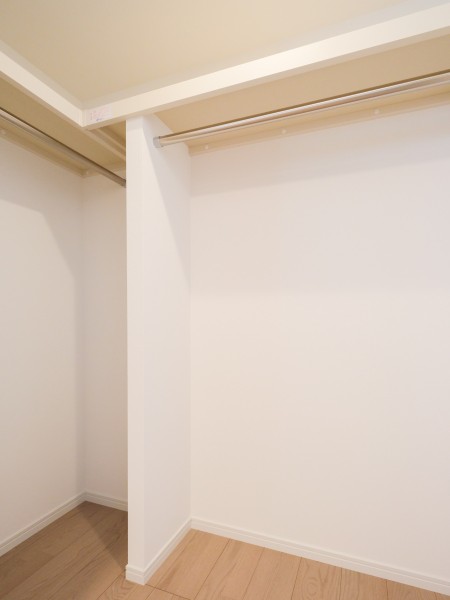 洋室1には頼もしい収納力を誇るウォークインクローゼットを備え付けました。かさばるアウターや小物などまとめて収納することができます。